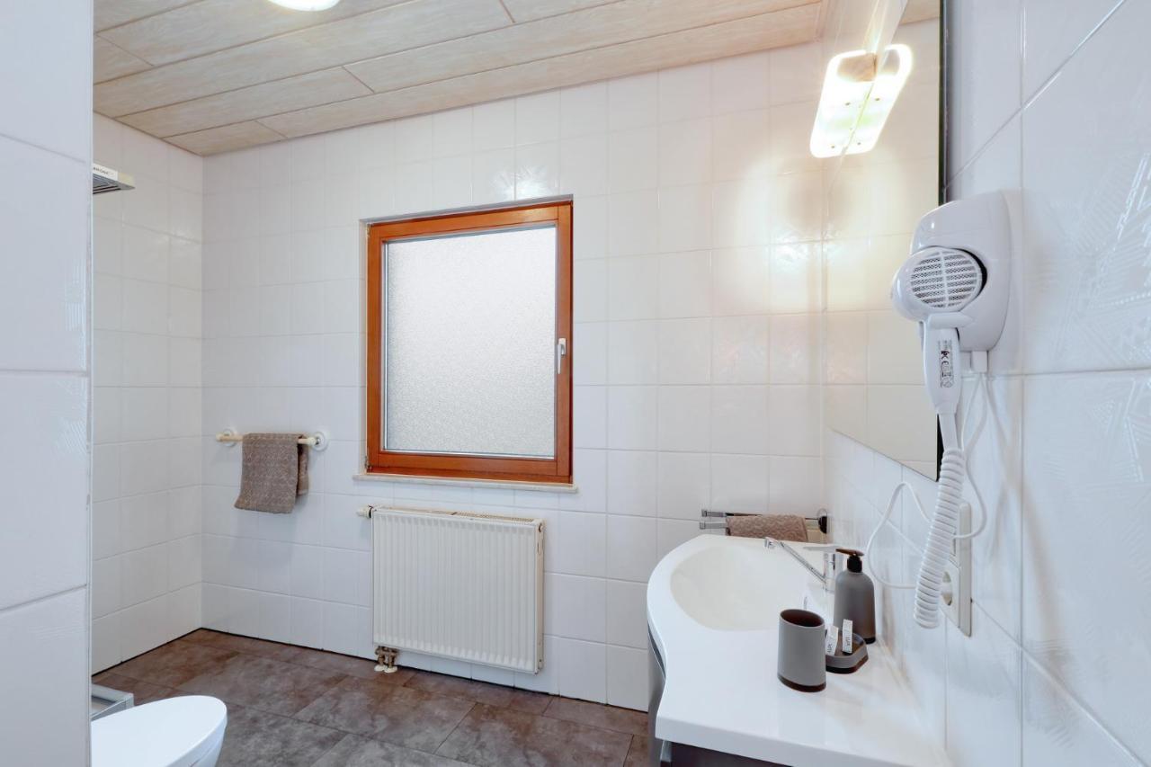 Seepark Kirchheim Ferienhaus Bei Nina Mit Sauna エクステリア 写真